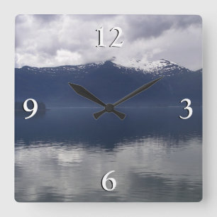 Misty Alaskan Sea in Shades of Blue Quadratische Wanduhr