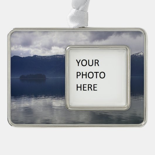 Misty Alaskan Sea in Shades of Blue Rahmen-Ornament Silber (Vorderseite)