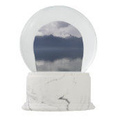 Misty Alaskan Sea in Shades of Blue Schneekugel (Rückseite)