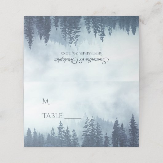 Misty Blue Pine Trees Rustikales Hochzeitsschreibe Platzkarte (Außenseite Aufgefaltet)