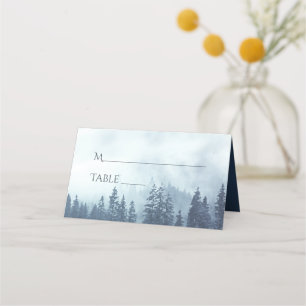 Misty Blue Pine Trees Rustikales Hochzeitsschreibe Platzkarte