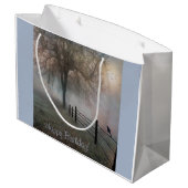 Misty Country Scene Große Geschenktüte (Rückseite Schrägansicht)