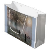 Misty Country Scene Große Geschenktüte (Vorderseite Schrägansicht)