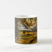 Misty Dawn in einem Wald Kaffeetasse (Mittel)