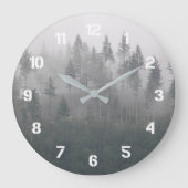Misty Evergreen Forest Landscape Große Wanduhr (Vorderseite)