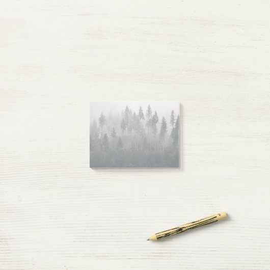 Misty Evergreen Forest Landscape Post-it Klebezettel (Auf Schreibtisch)