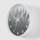 Misty Evergreen Forest Landscape Wanduhr (Winkel)