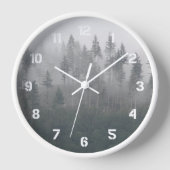 Misty Evergreen Forest Landscape Wanduhr (Vorderseite)
