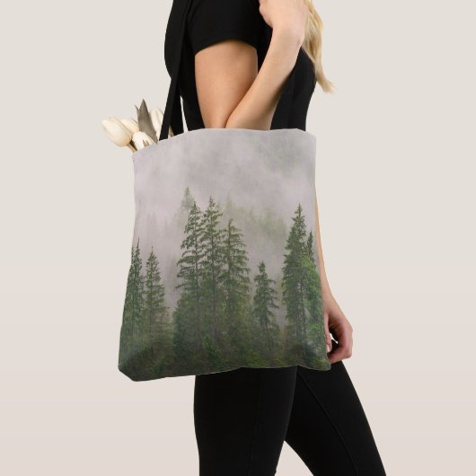 Misty Foggy Forest Trees Tasche (Von Nahem)