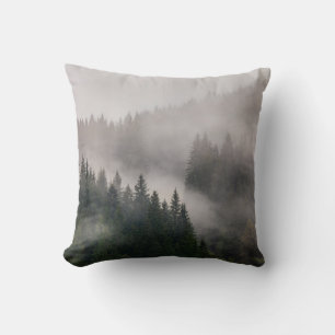 Misty Forest in den Bergen Kissen