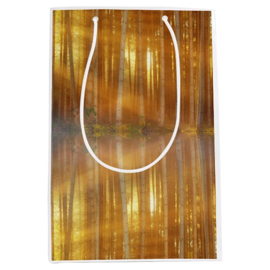 Misty Forest Scene Mittlere Geschenktüte (Vorderseite)