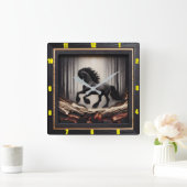 Misty Gallop: Individualisierbarer, karierter Wood Quadratische Wanduhr (Zuhause)