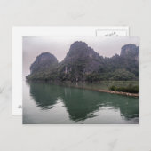Misty Halong Bay Rock Forest Islands, Vietnam Postkarte (Vorne/Hinten)