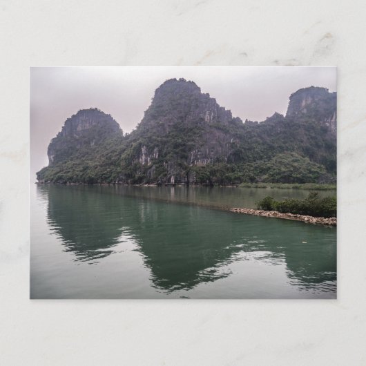 Misty Halong Bay Rock Forest Islands, Vietnam Postkarte (Vorderseite)