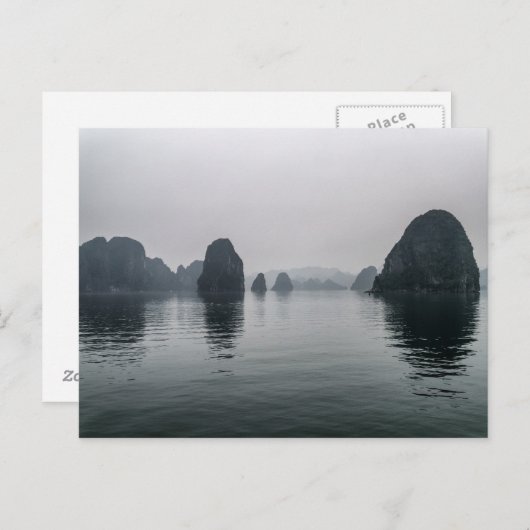 Misty Halong Bay Rock Islands, Vietnam Postkarte (Vorne/Hinten)