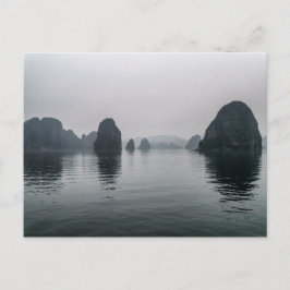 Misty Halong Bay Rock Islands, Vietnam Postkarte