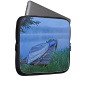 Misty Lake, Dock, Boat & Kayak Nature Scene Laptopschutzhülle (Vorne Rechts)