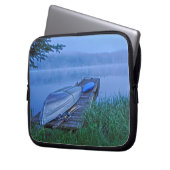 Misty Lake, Dock, Boat & Kayak Nature Scene Laptopschutzhülle (Vorderseite Links)