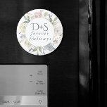 Misty Lake | Dusty Floral Always Forever Monogram Magnet<br><div class="desc">Romantischer "ewig & immer" pastellfarbener Blumenkranz-Sake mit Paarinitialen bietet eine raffinierte handbemalte Aquarellpeony-Rose und Hydrangea-Blume in rauchigen Pastelltönen aus Schieferblau, cremefarben, gelblich, muffig und rot, die durch botanische Lorbeer-Akzente geschmückt sind. Dieses wunderschöne Layout präsentiert Ihre Details in einem modernen klassischen Skript. Für andere Farben oder passende Produkte, besuchen Sie bitte...</div>