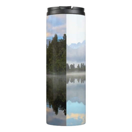 Misty Lake Trees Reflection Ruhige Lage Foto Thermosbecher (Rückseite)