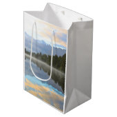 Misty Lake Trees Reflection Ruhige Landschaft Mittlere Geschenktüte (Vorderseite Schrägansicht)