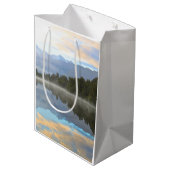 Misty Lake Trees Reflection Ruhige Landschaft Mittlere Geschenktüte (Rückseite Schrägansicht)