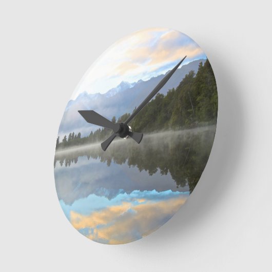 Misty Lake Trees Reflection Ruhige Landschaft Runde Wanduhr (Winkel)