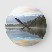 Misty Lake Trees Reflection Ruhige Landschaft Runde Wanduhr (Vorderseite)