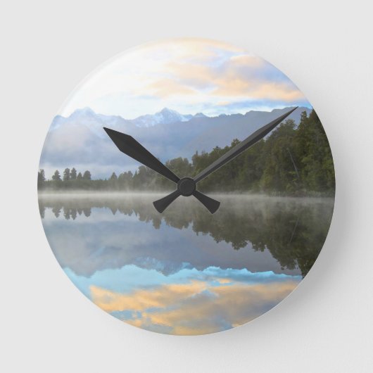 Misty Lake Trees Reflection Ruhige Landschaft Runde Wanduhr (Vorderseite)