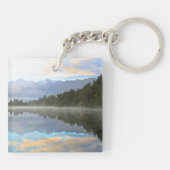 Misty Lake Trees Reflection Ruhige Landschaft Schlüsselanhänger (Rückseite)