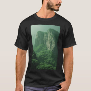 Misty Majestät: Ruhige Bergwelt T-Shirt