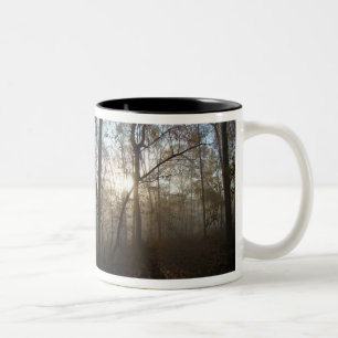 Misty Morning im Wald Zweifarbige Tasse