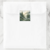 Misty morning in pine forest aesthetic quadratischer aufkleber (Tasche)