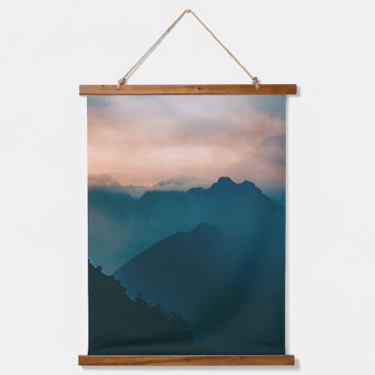Misty Mountain Cloudscape bei Morgenwood Topped Wandteppich Mit Holzrahmen (Vorderseite)