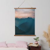Misty Mountain Cloudscape bei Morgenwood Topped Wandteppich Mit Holzrahmen (Schlafzimmer)