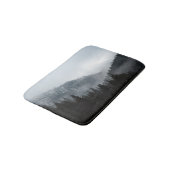 Misty Mountain Forest: Landschaftliche Landschafts Badematte (Schrägansicht)