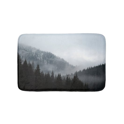 Misty Mountain Forest: Landschaftliche Landschafts Badematte (Vorderseite)