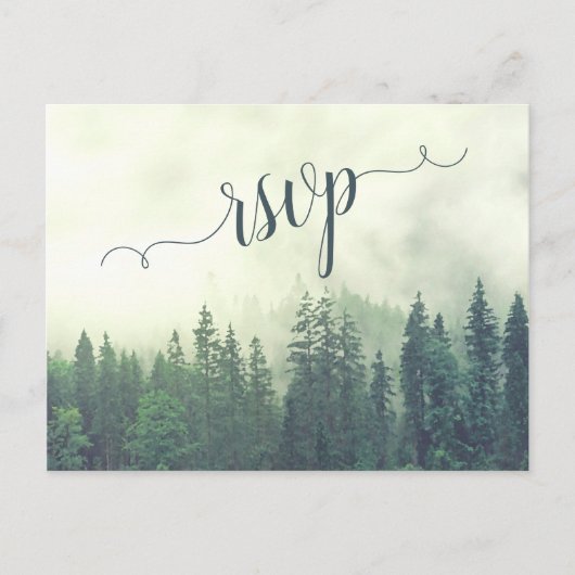 Misty Mountains Green Pine Forest Wedding RSVP Postkarte (Vorderseite)
