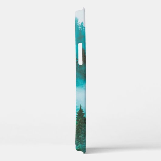 Misty nebelige Berglandschaft mit Tannenwald und Case-Mate iPhone Hülle (Rückseite / Rechts)