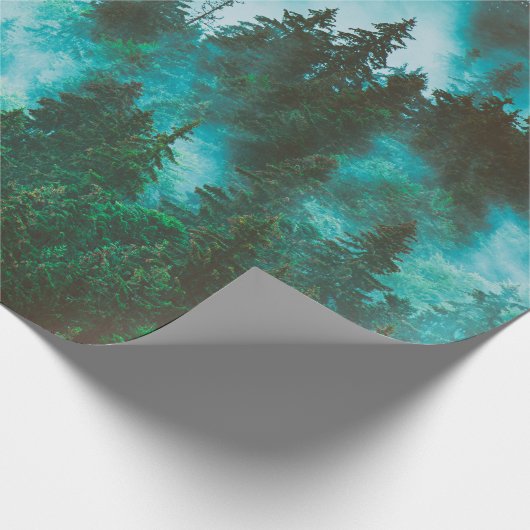 Misty nebelige Berglandschaft mit Tannenwald und Geschenkpapier (Ecke)