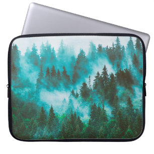 Misty nebelige Berglandschaft mit Tannenwald und Laptopschutzhülle
