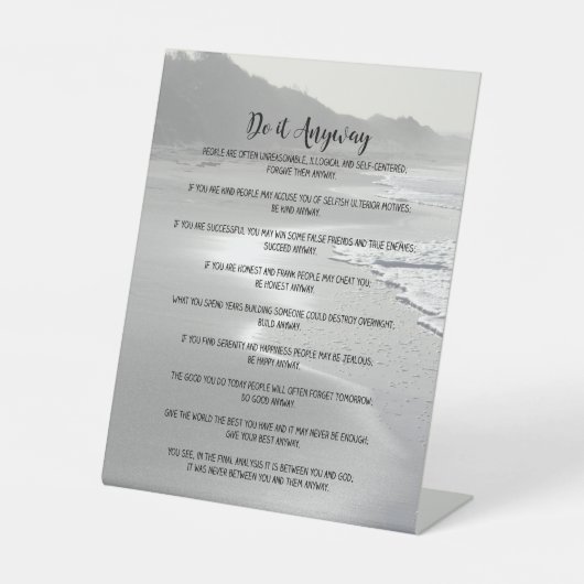 Misty Ocean Beach macht es auf jeden Fall Sockelschild (Vorderseite)