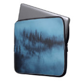 MISTY PINE FOREST LAPTOPSCHUTZHÜLLE (Vorderseite Links)