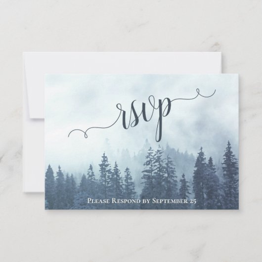 Misty Pines Rustikaler Blauwald Hochzeit im Freien RSVP Karte (Vorderseite)