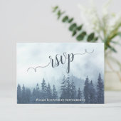 Misty Pines Rustikaler Blauwald Hochzeit im Freien RSVP Karte (Stehend Vorderseite)