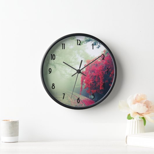 Misty Railroad Tracks Landschaftliches Foto Uhr (Zuhause)