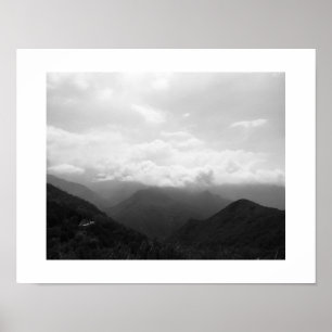 Misty Rolling Hills und Sky Black and White Foto Poster