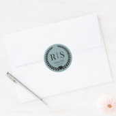 Misty Sage Blue Wedding Monogram Initials Runder Aufkleber (Umschlag)