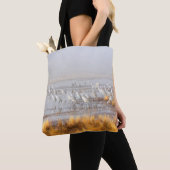 Misty Sandhill Cranes Tasche (Von Nahem)