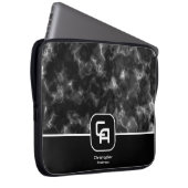 Misty Smoke Monogram Schwarz-weiß Laptopschutzhülle (Vorne Rechts)